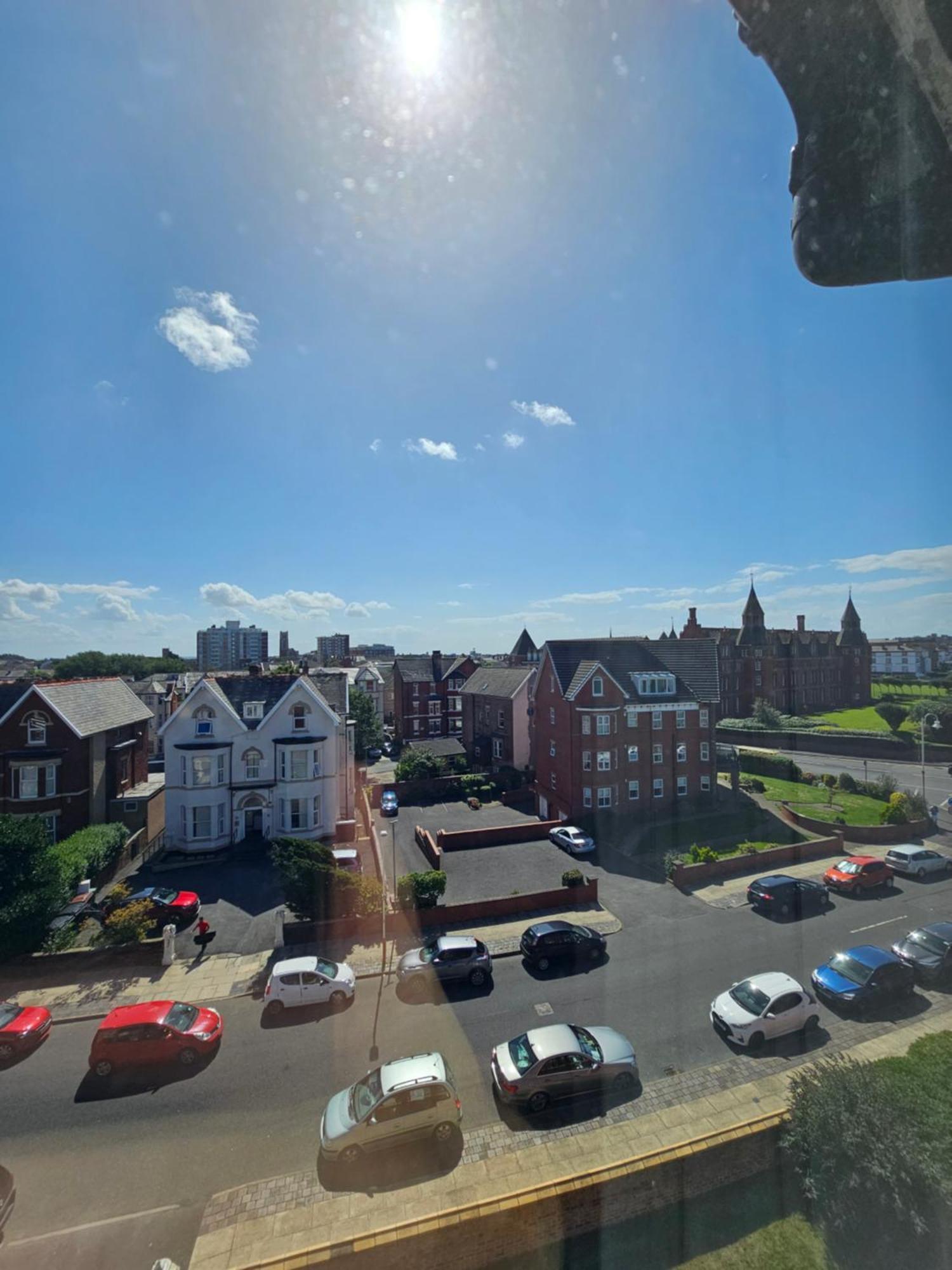2 Bed Apartment Lakeside On The Promenade Southport Exterior foto